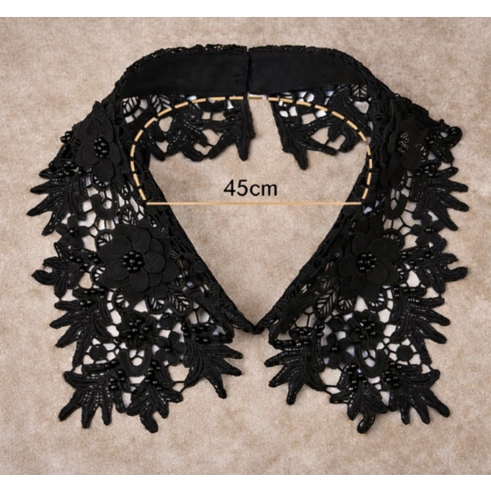 Odpinany kołnierzyk koronkowy – czarny, zapinany z tyłu na guziczek.